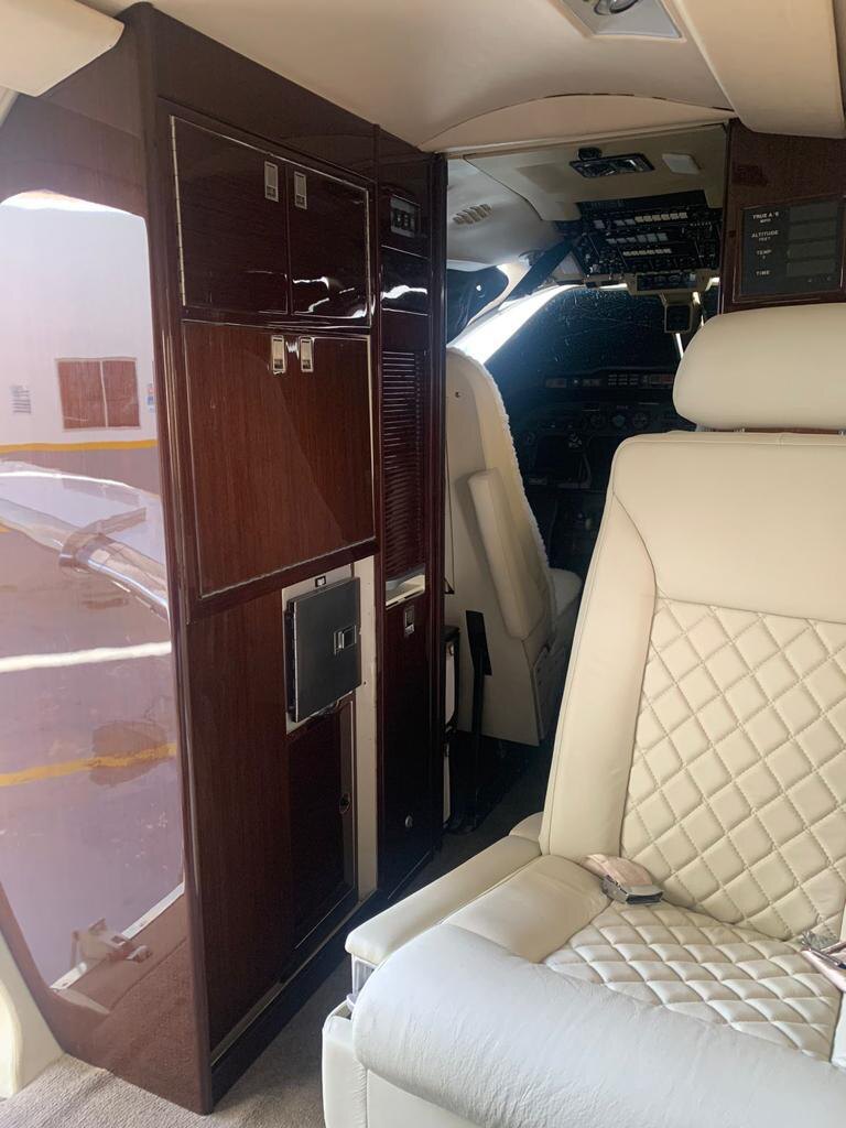 Detalhe da cabine e galley do Hawker 400A
